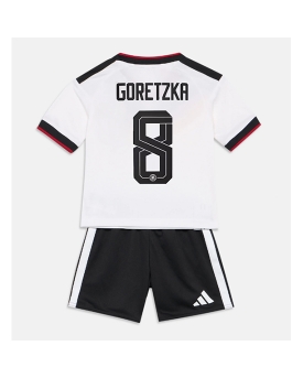 Billige Fotballdrakt Tyskland Leon Goretzka #8 Replika Hjemmedraktsett Barn VM 2026 Kortermet (med bukser)
